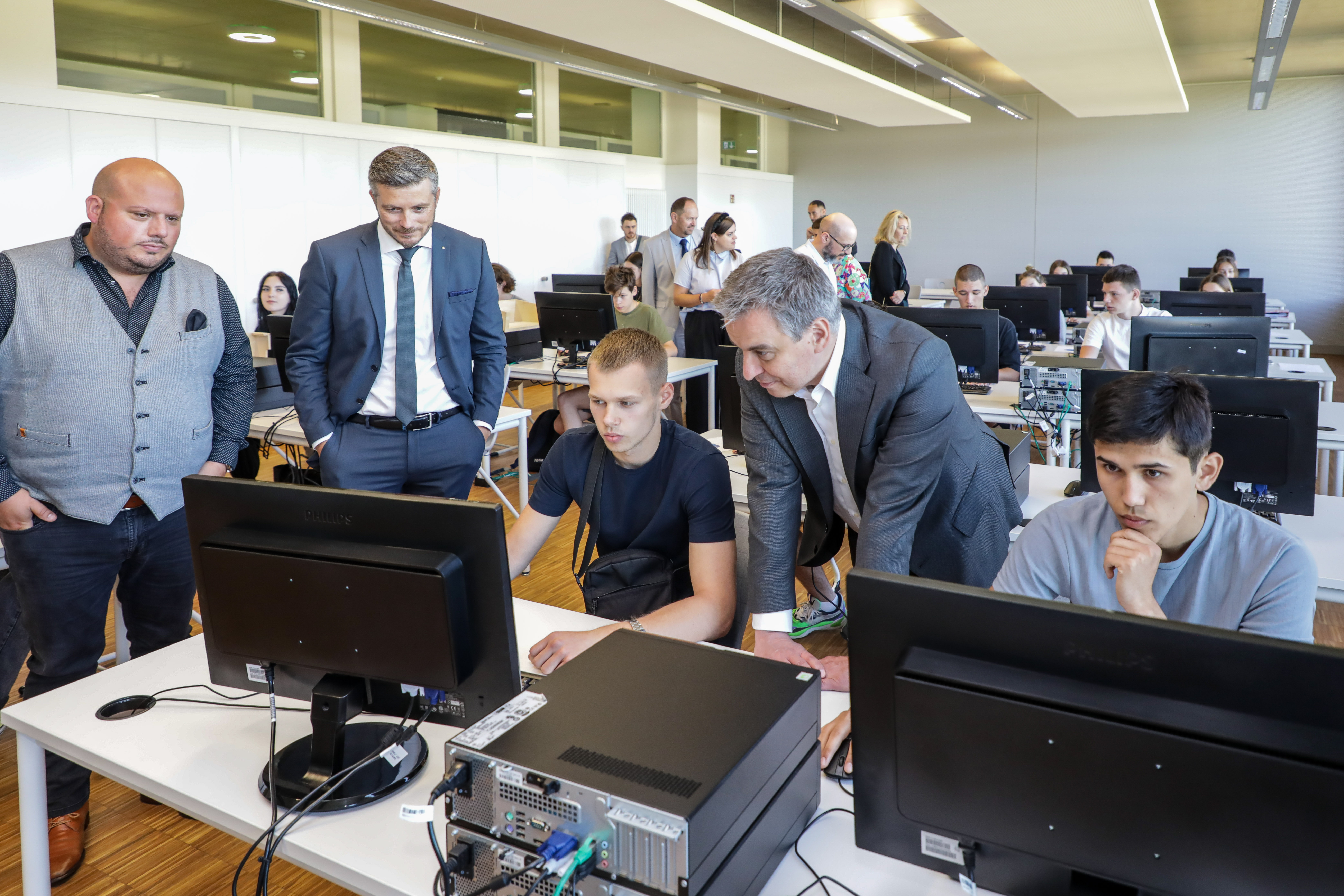 Visite du ministre, Claude Meisch, Ministre de l'Éducation nationale, de l'Enfance et de la Jeunesse au Lënster Lycée International School (LLIS)