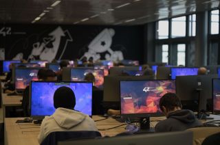 150 futurs programmeurs en informatique plongent dans la première « piscine » de 42 Luxembourg
